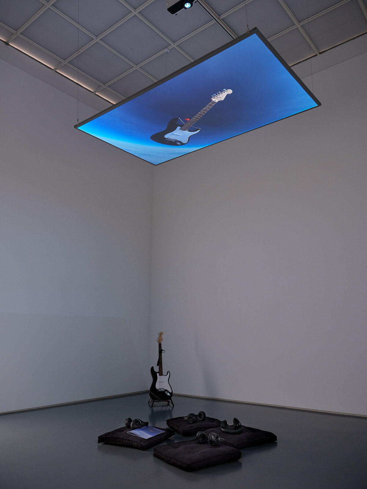 Ausstellungsansicht mit verschiedenen Gemälden im Aargauer Kunsthaus