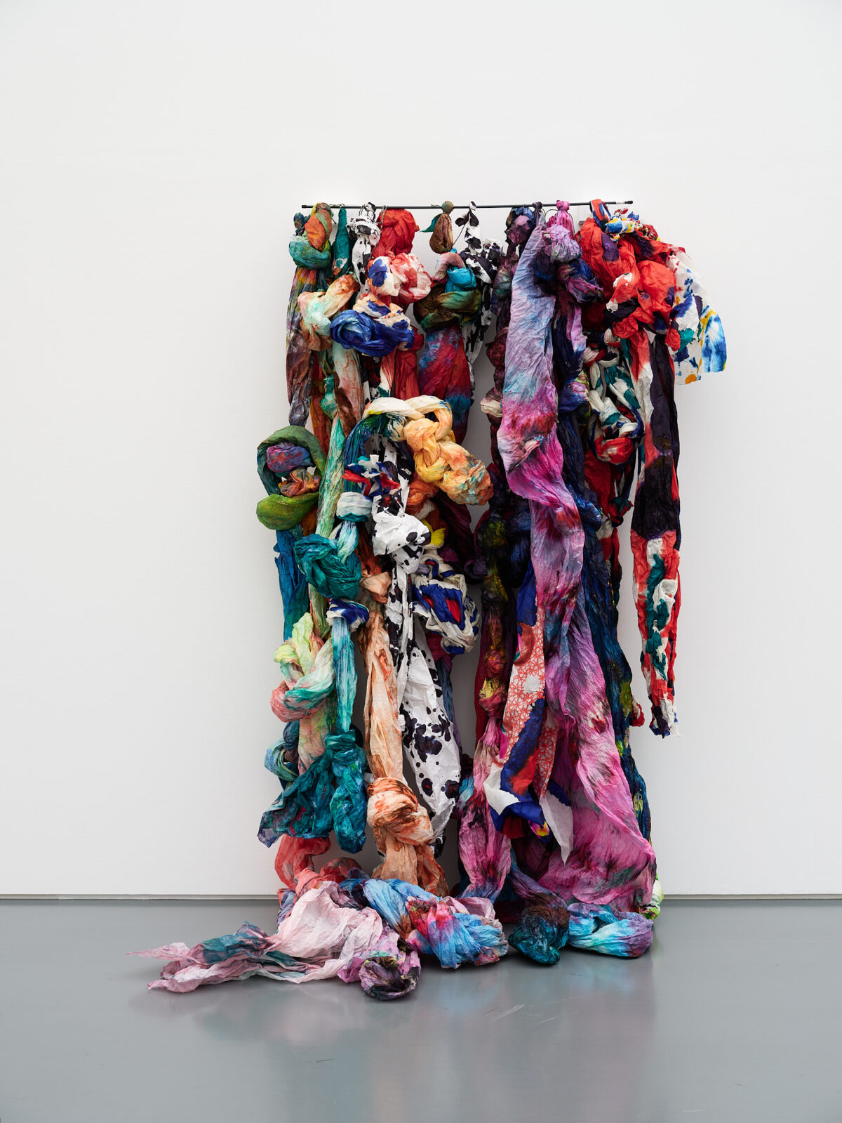 Ausstellungsansicht mit verschiedenen Gemälden im Aargauer Kunsthaus