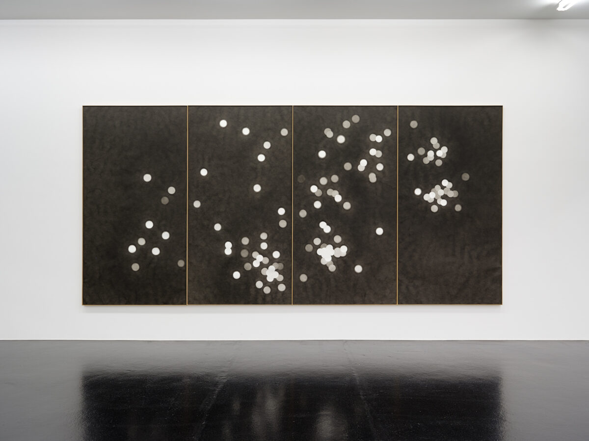 Ausstellungsansicht mit verschiedenen Gemälden im Aargauer Kunsthaus