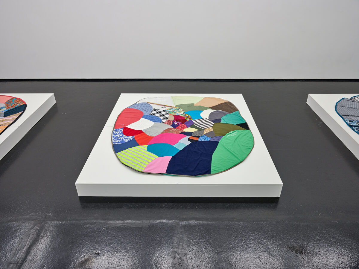 Ausstellungsansicht mit verschiedenen Gemälden im Aargauer Kunsthaus