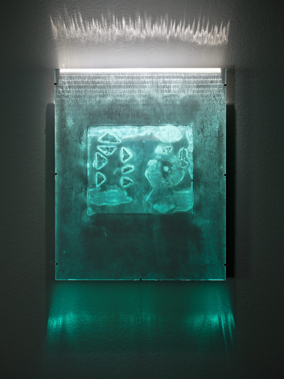 Ausstellungsansicht mit verschiedenen Gemälden im Aargauer Kunsthaus