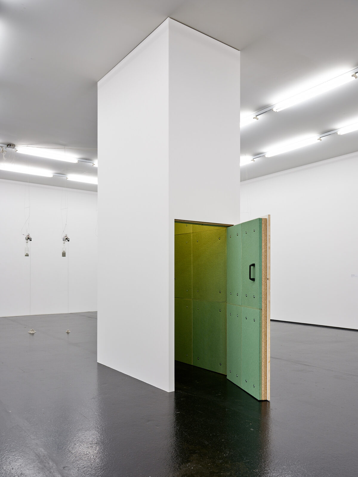 Ausstellungsansicht mit verschiedenen Gemälden im Aargauer Kunsthaus