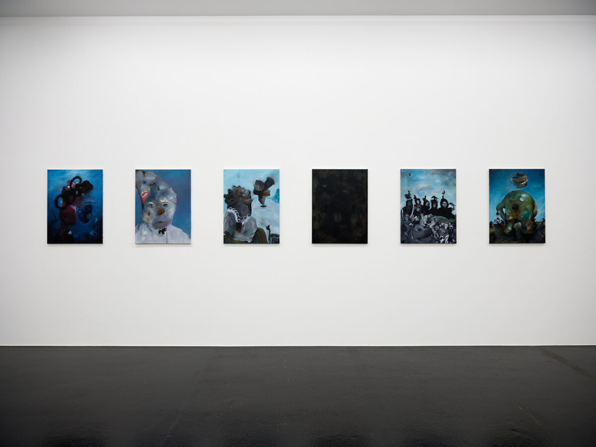 Ausstellungsansicht mit verschiedenen Gemälden im Aargauer Kunsthaus