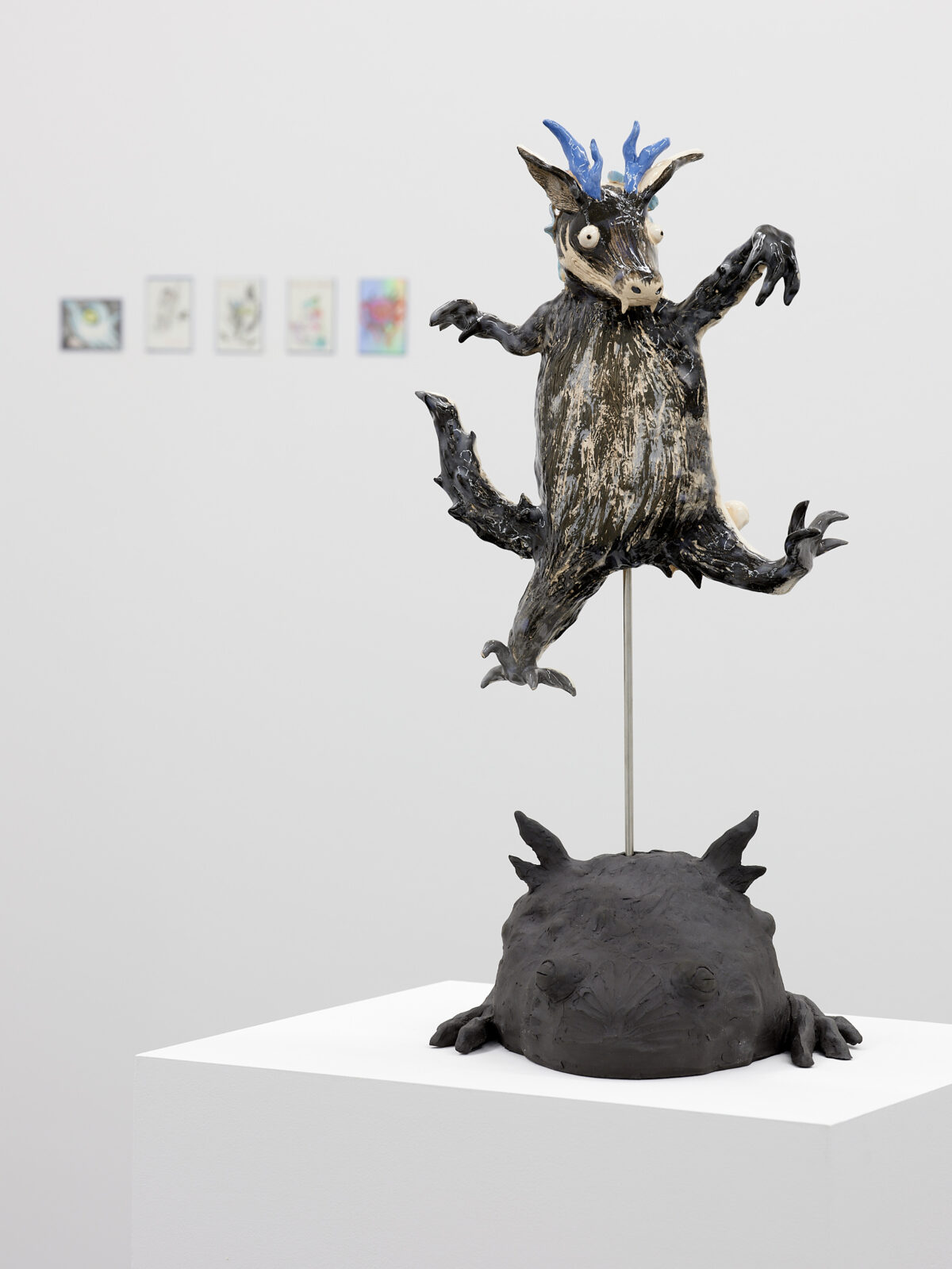 Ausstellungsansicht mit verschiedenen Gemälden im Aargauer Kunsthaus