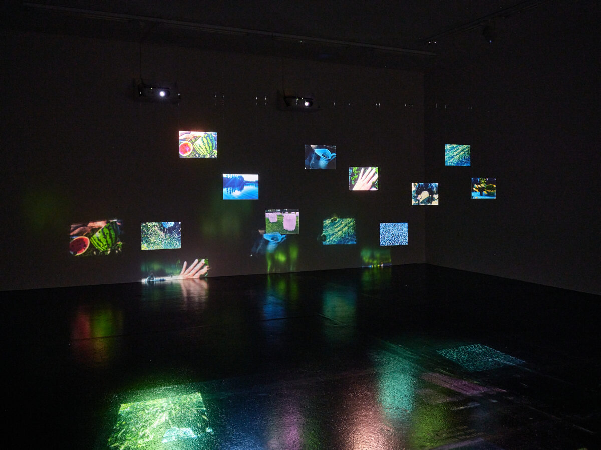 Ausstellungsansicht mit verschiedenen Gemälden im Aargauer Kunsthaus