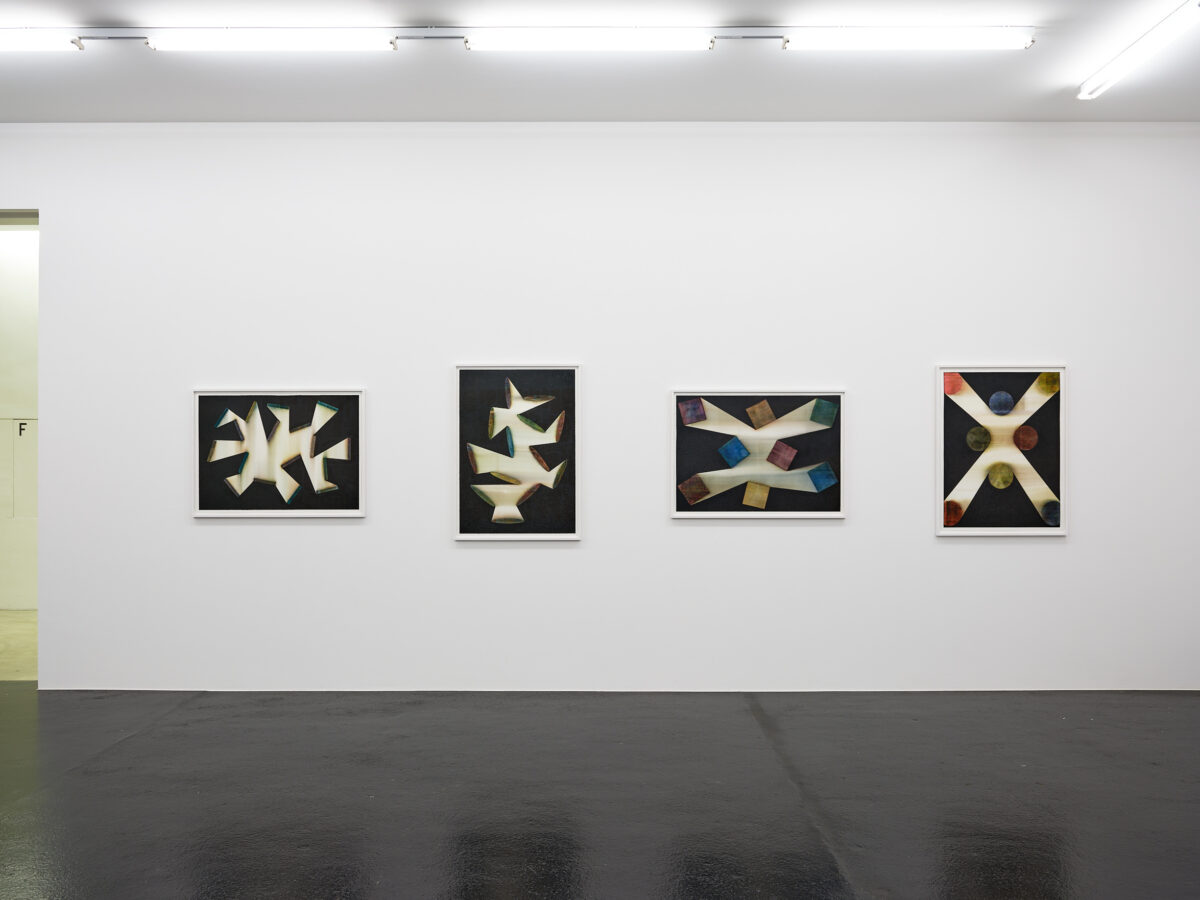 Ausstellungsansicht mit verschiedenen Gemälden im Aargauer Kunsthaus