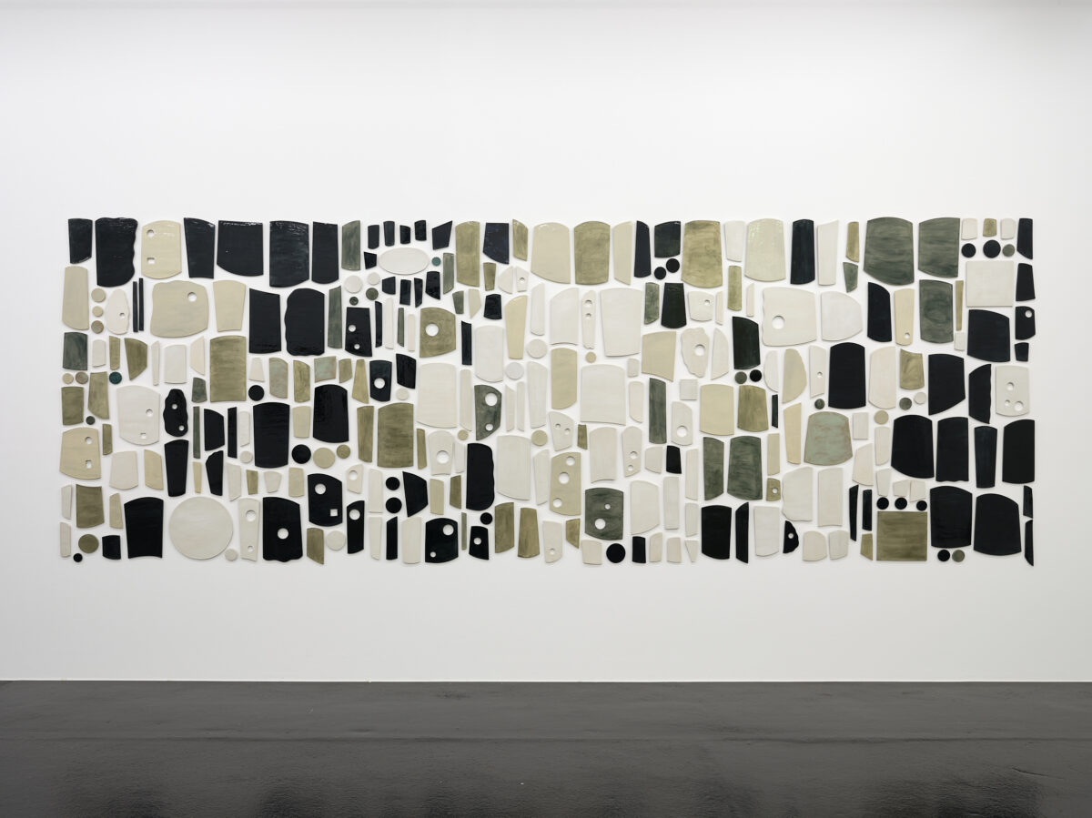 Ausstellungsansicht mit verschiedenen Gemälden im Aargauer Kunsthaus