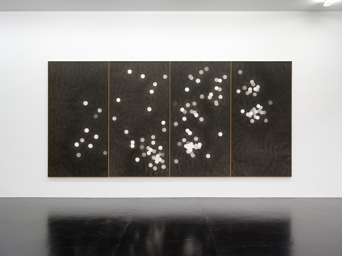 Ausstellungsansicht mit verschiedenen Gemälden im Aargauer Kunsthaus