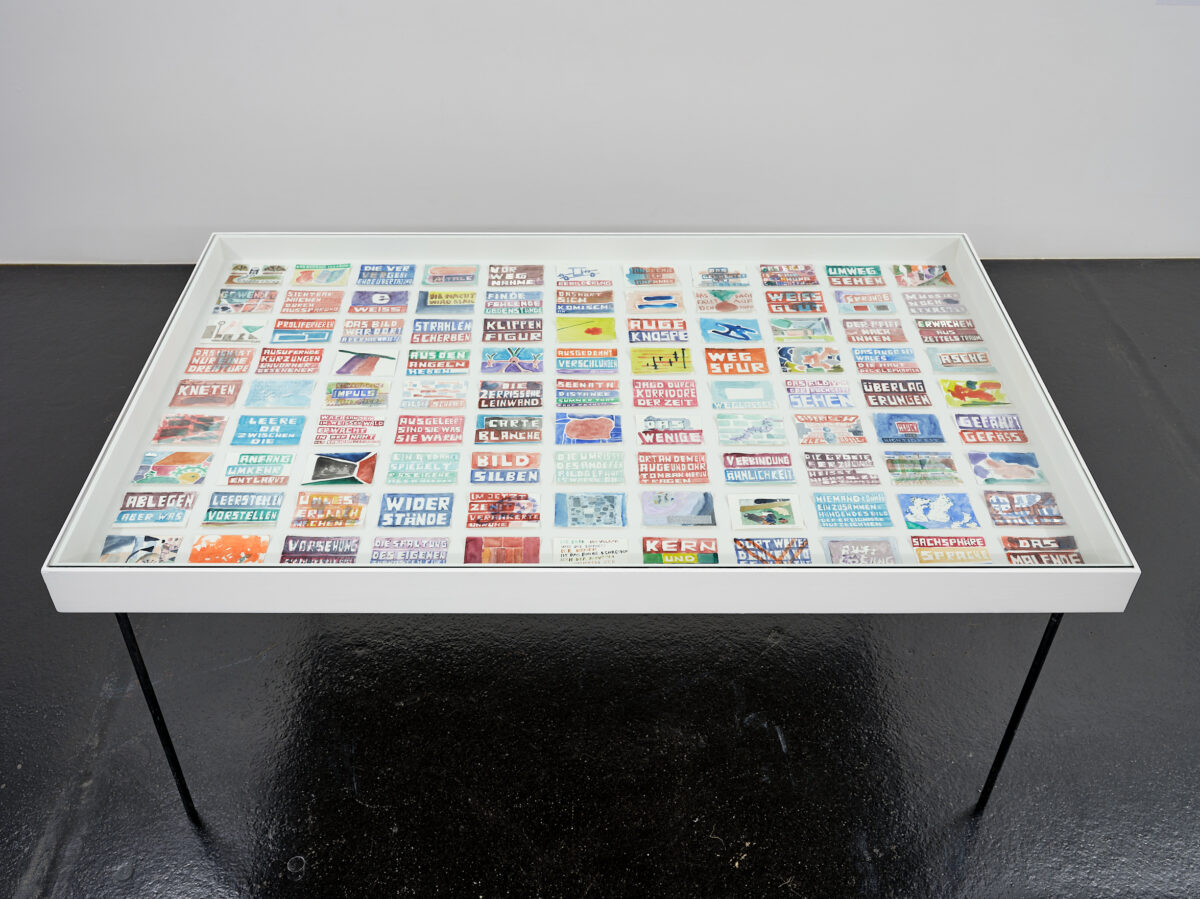 Ausstellungsansicht mit verschiedenen Gemälden im Aargauer Kunsthaus