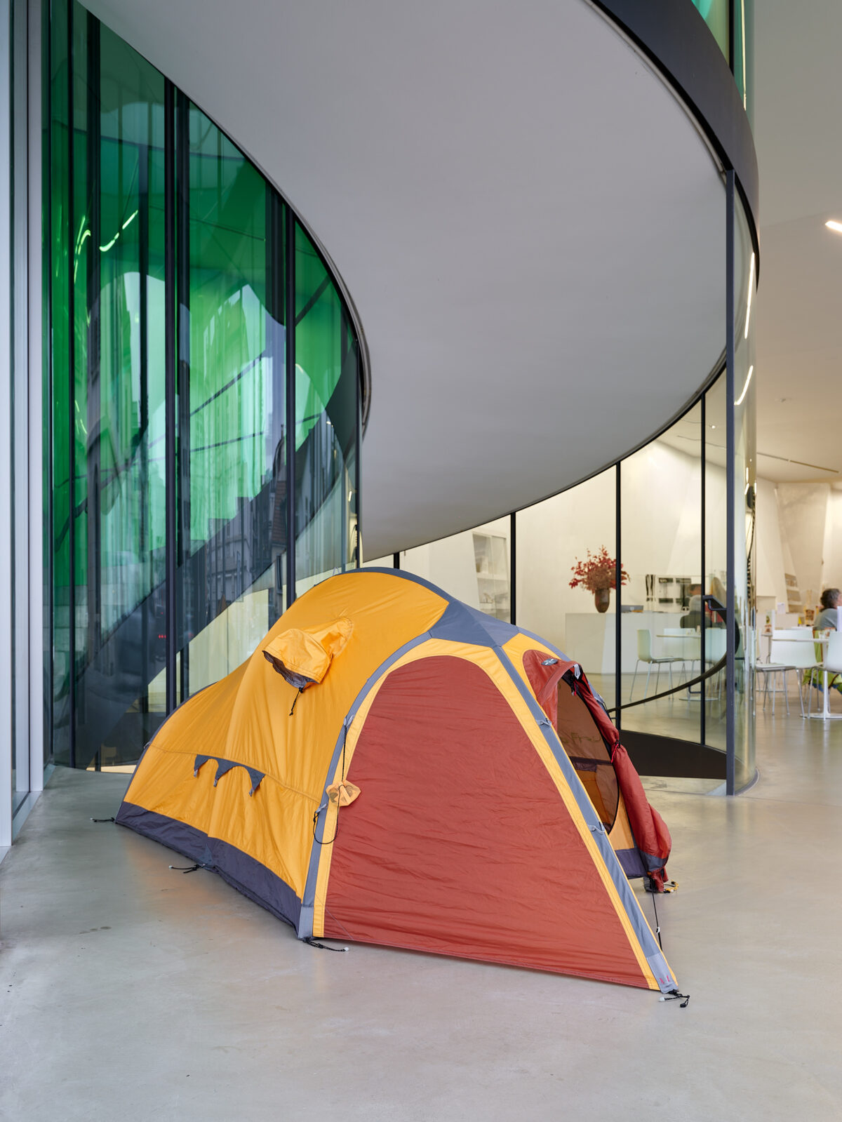 Ausstellungsansicht mit verschiedenen Gemälden im Aargauer Kunsthaus