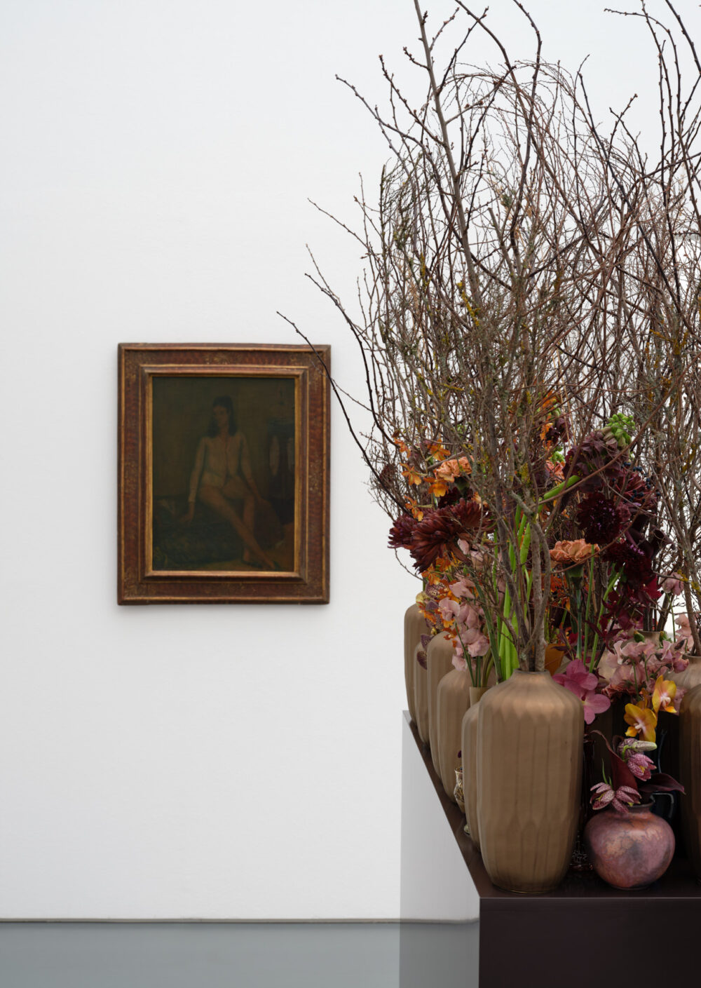 Ausstellungsansicht mit verschiedenen Gemälden im Aargauer Kunsthaus