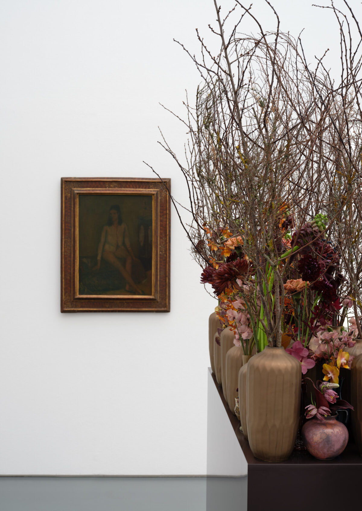 Ausstellungsansicht mit verschiedenen Gemälden im Aargauer Kunsthaus