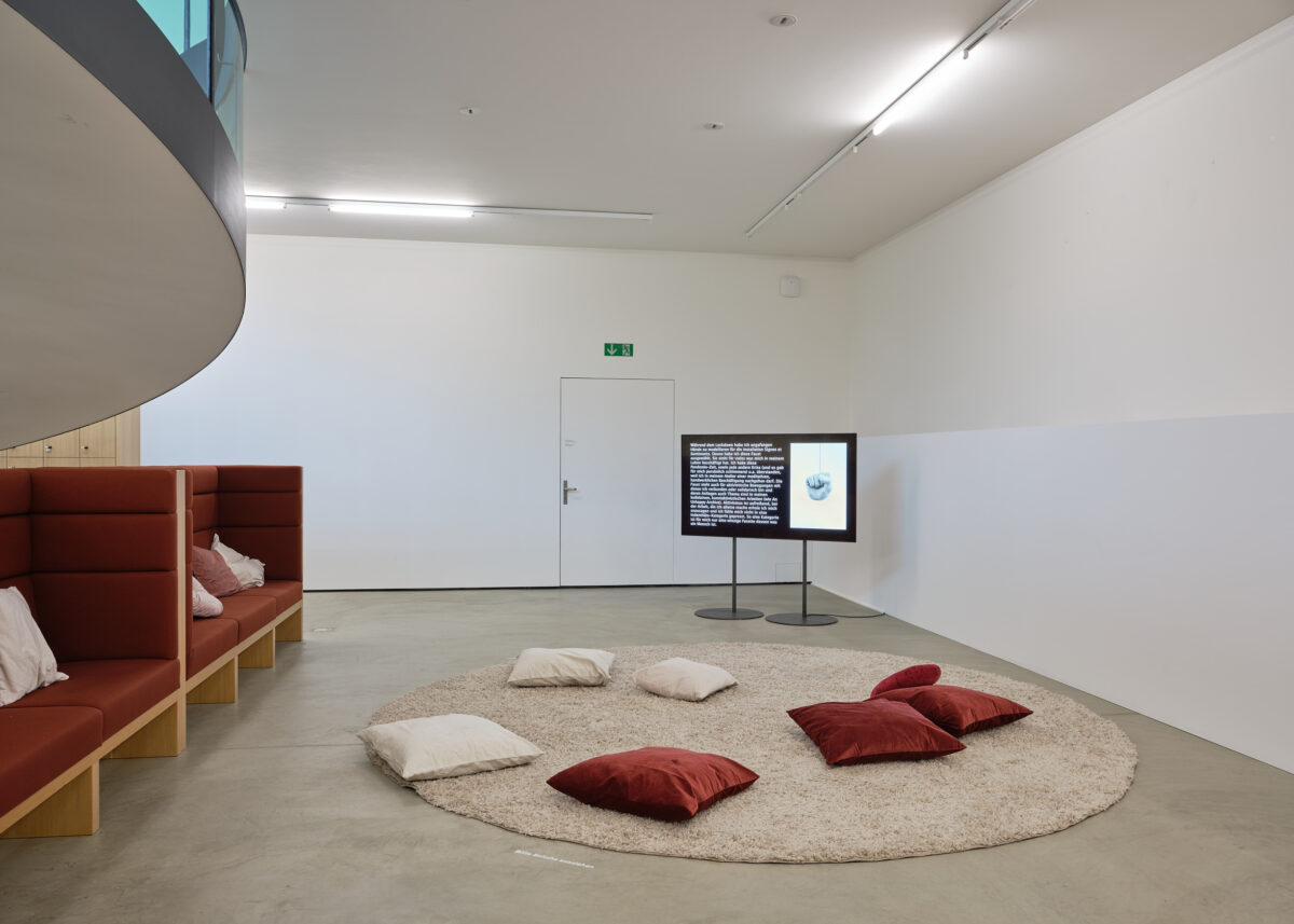 Ausstellungsansicht mit verschiedenen Werken im Aargauer Kunsthaus