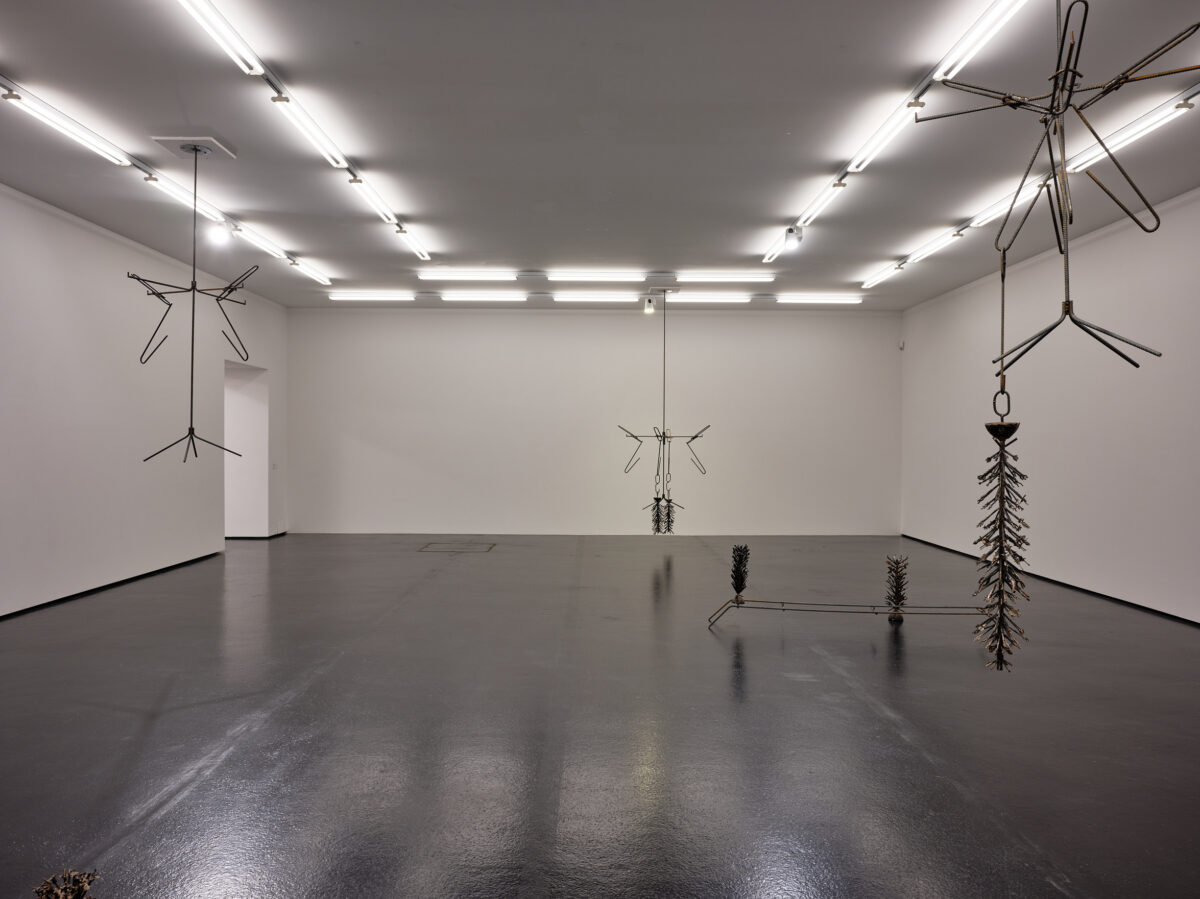 Ausstellungsansicht mit verschiedenen Gemälden