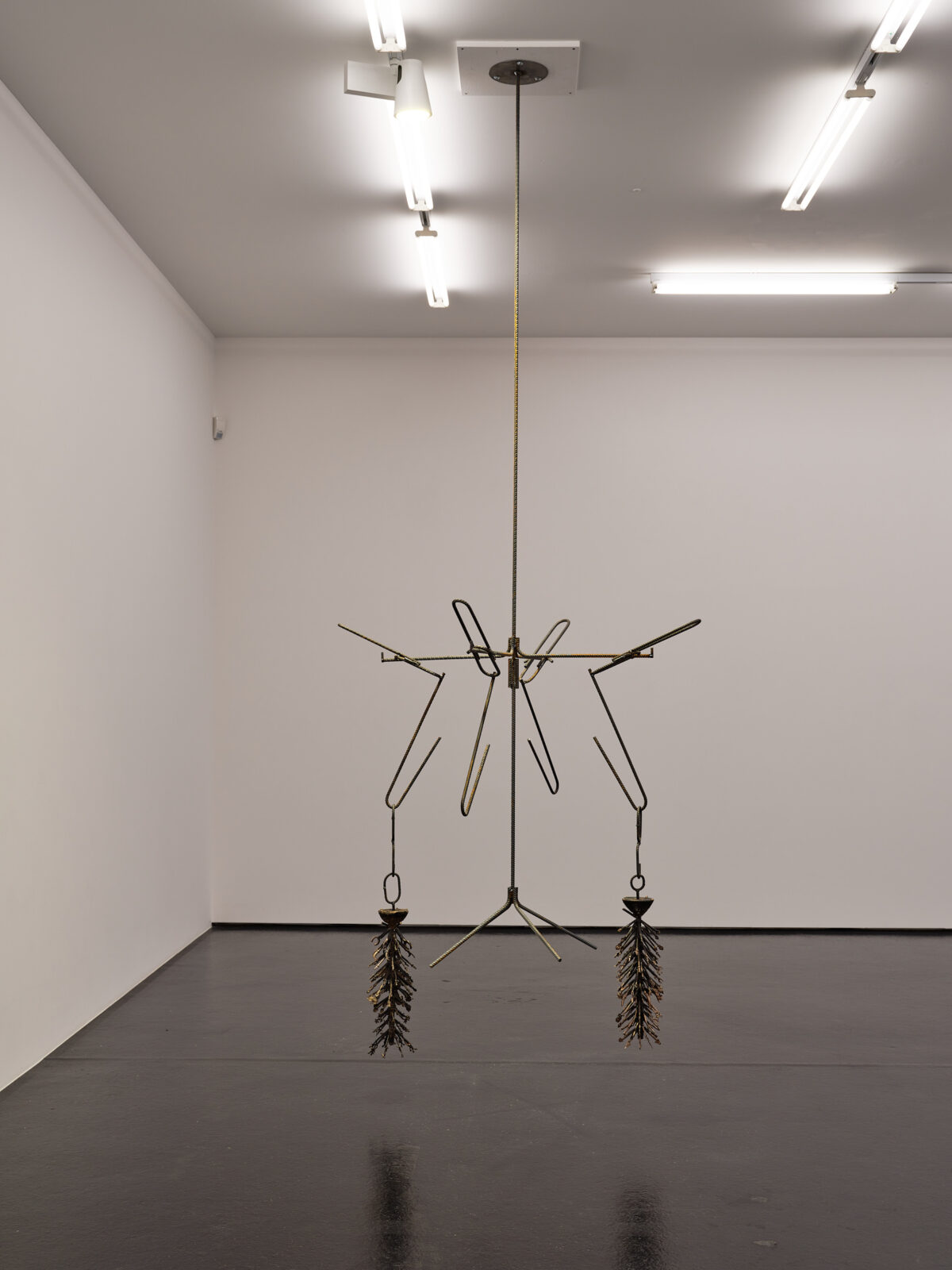 Ausstellungsansicht mit verschiedenen Gemälden