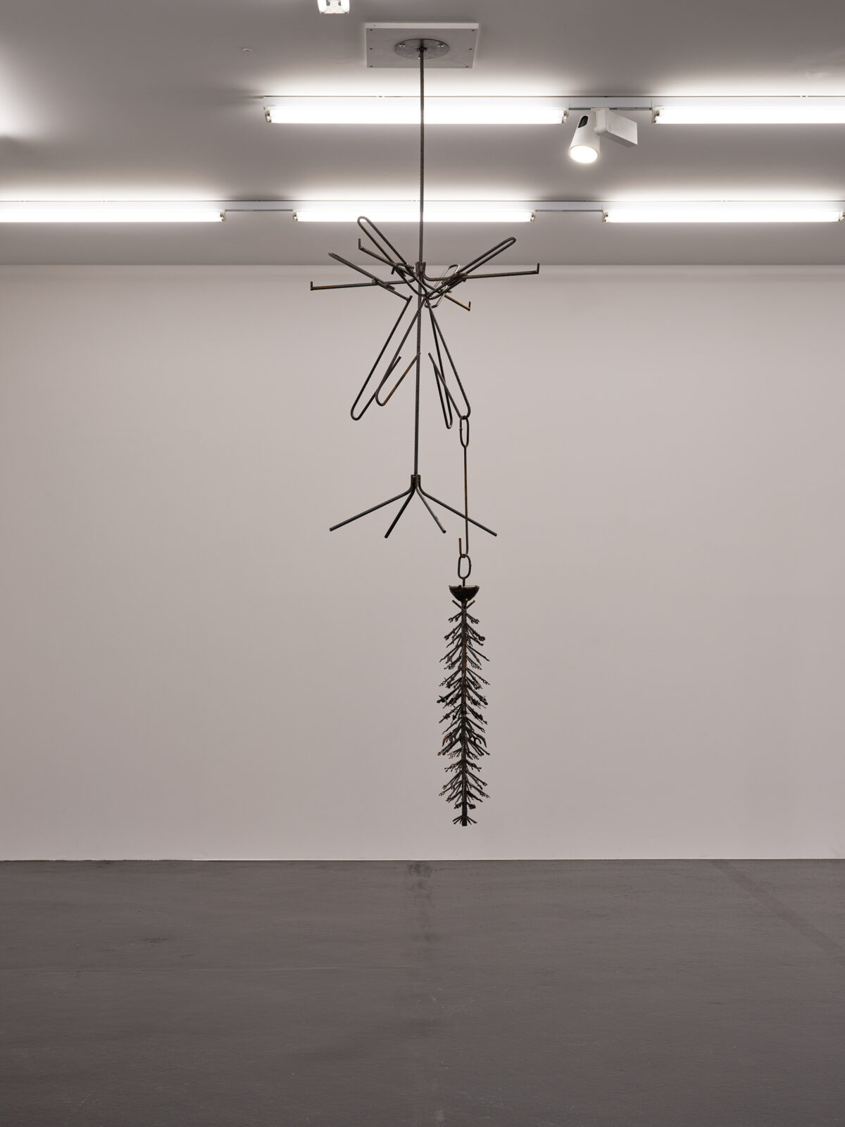 Ausstellungsansicht mit verschiedenen Gemälden