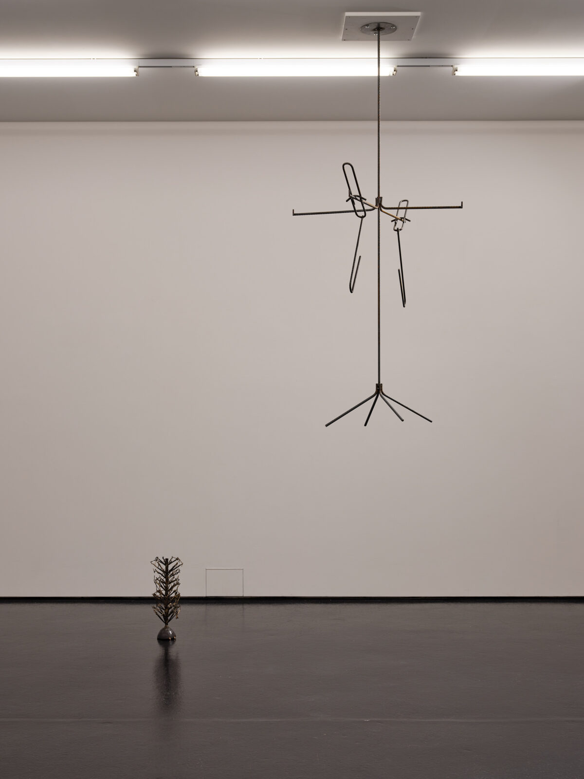 Ausstellungsansicht mit verschiedenen Gemälden