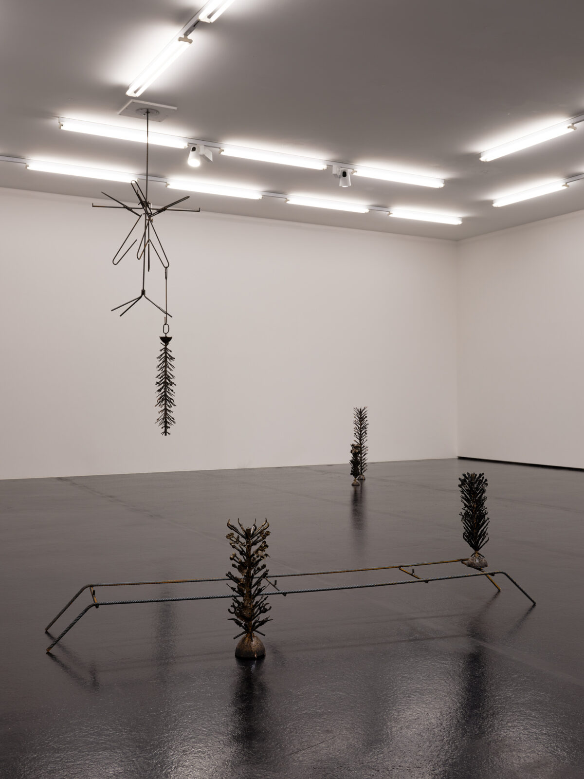 Ausstellungsansicht mit verschiedenen Gemälden