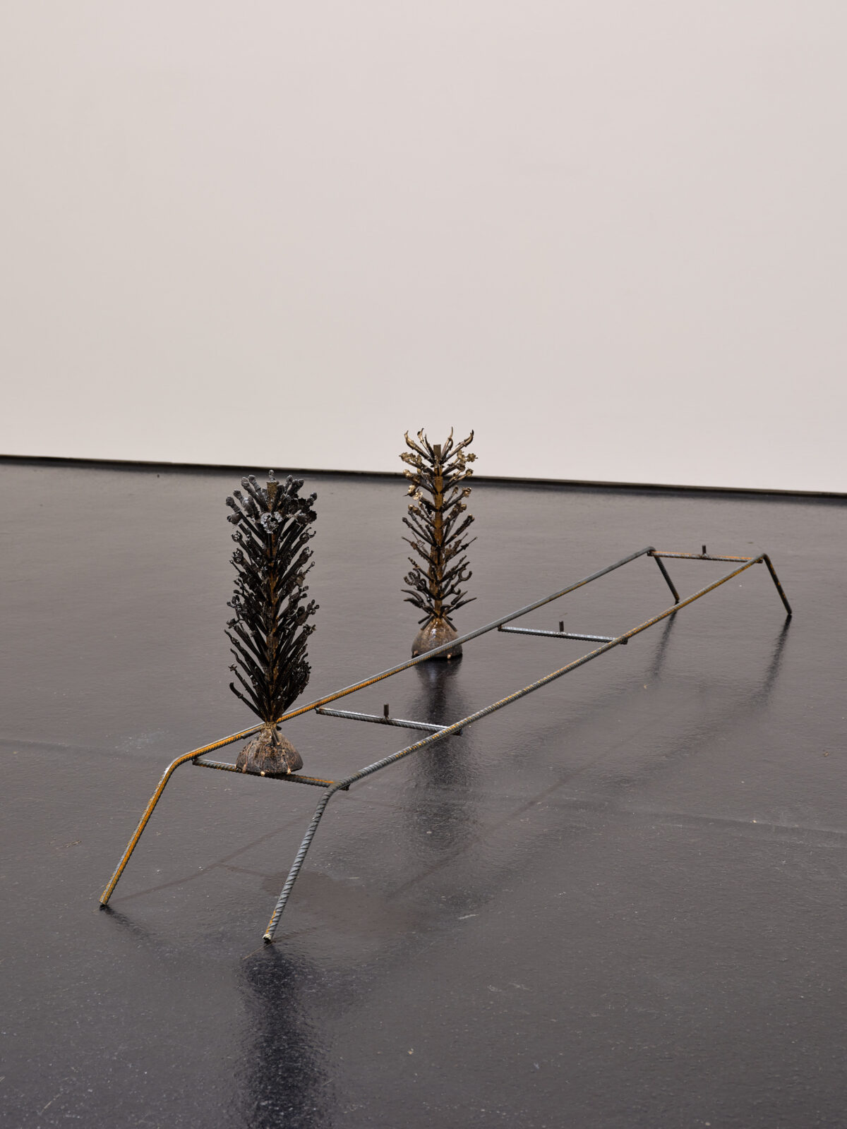 Ausstellungsansicht mit verschiedenen Gemälden