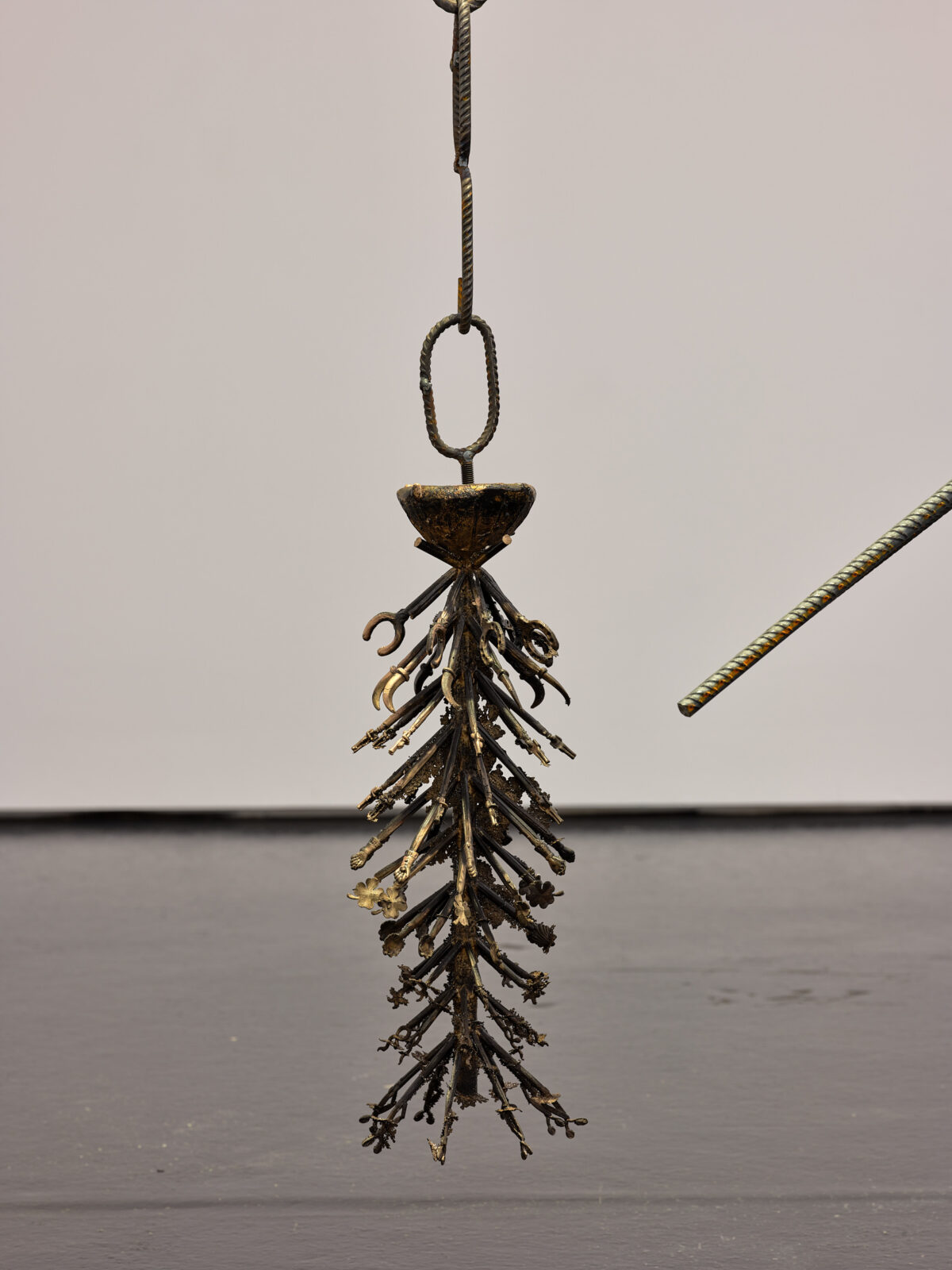 Ausstellungsansicht mit verschiedenen Gemälden