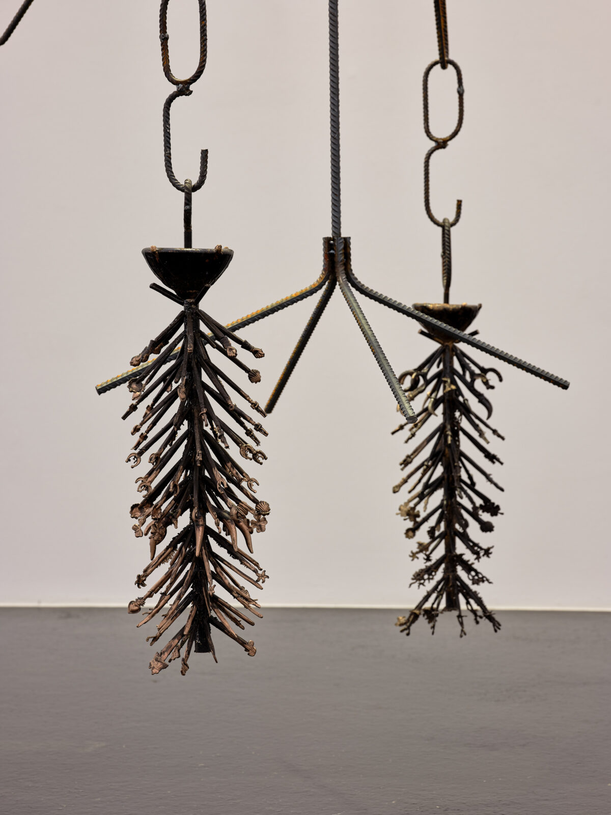 Ausstellungsansicht mit verschiedenen Gemälden