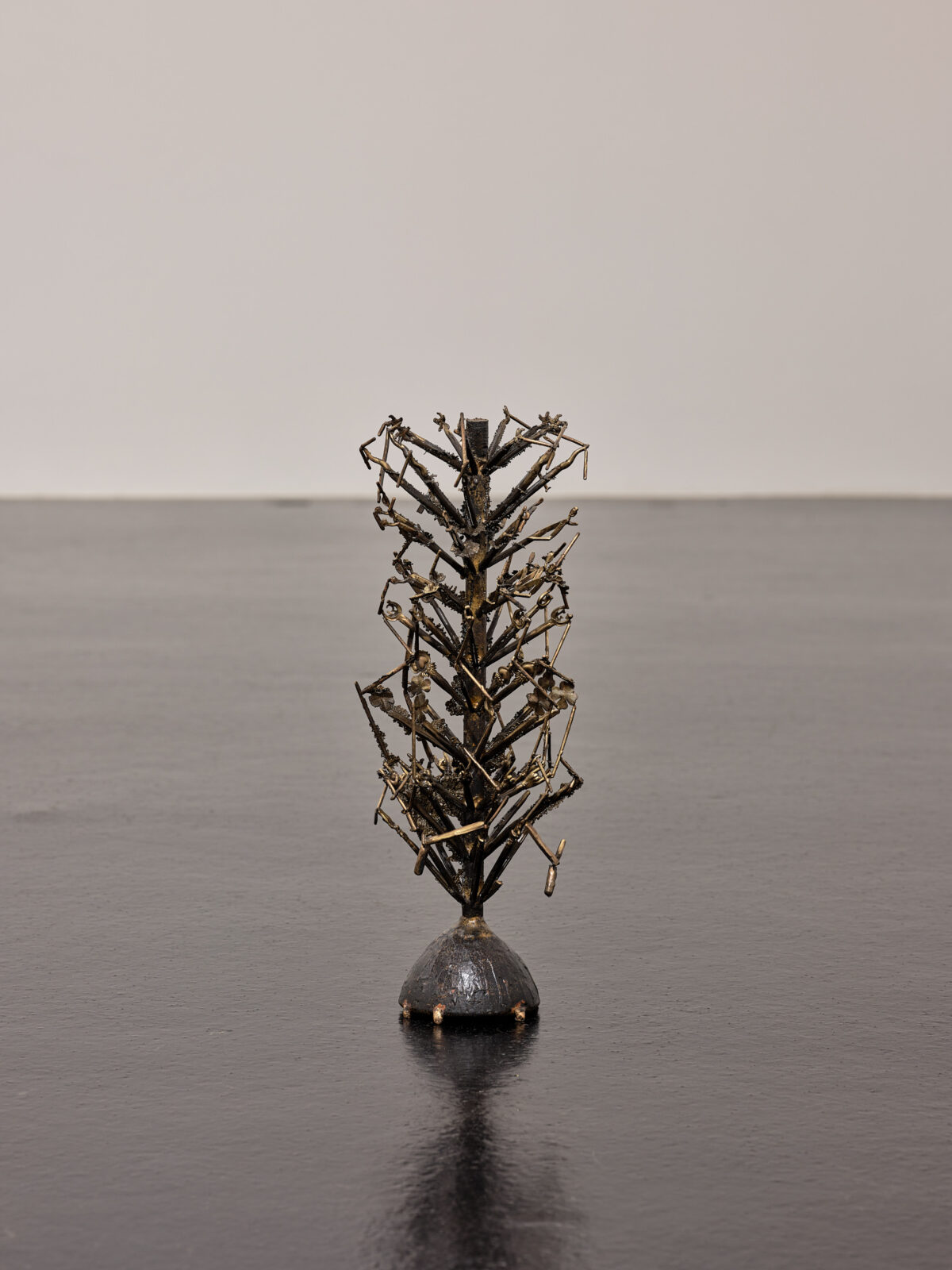 Ausstellungsansicht mit verschiedenen Gemälden