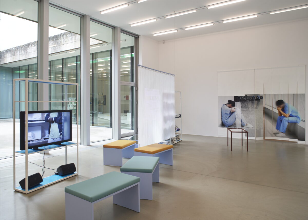 Ausstellungsansicht mit verschiedenen Werken im Aargauer Kunsthaus