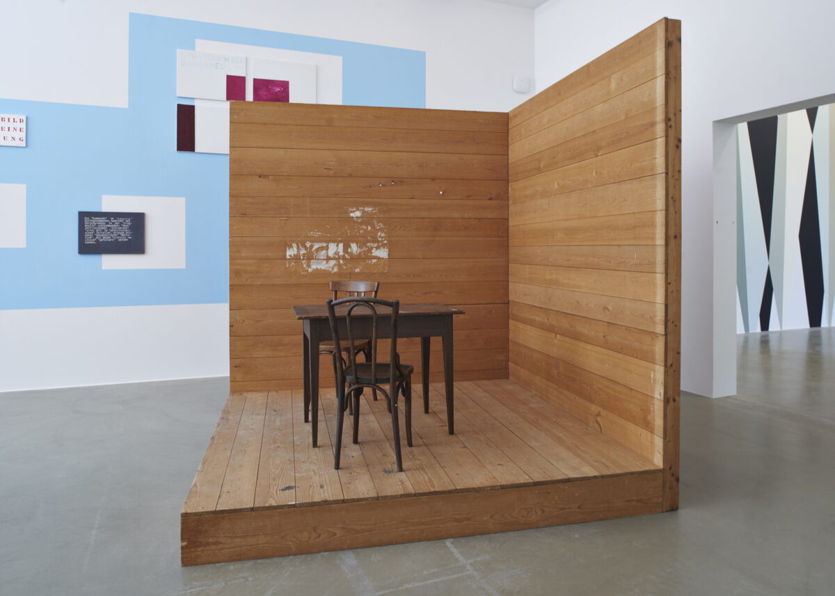 Ausstellungsansicht mit verschiedenen Werken im Aargauer Kunsthaus