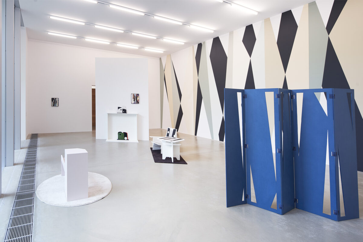 Ausstellungsansicht mit verschiedenen Werken im Aargauer Kunsthaus