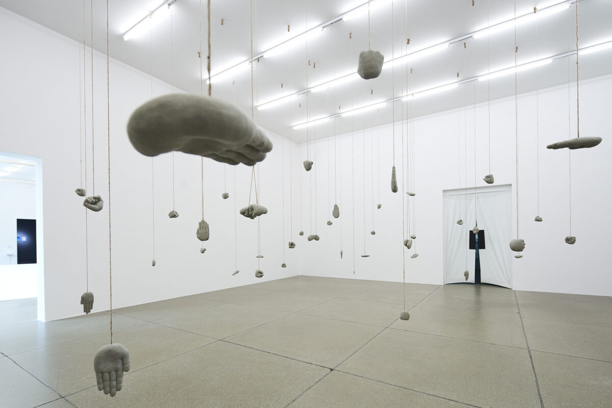 Ausstellungsansicht mit verschiedenen Werken im Aargauer Kunsthaus