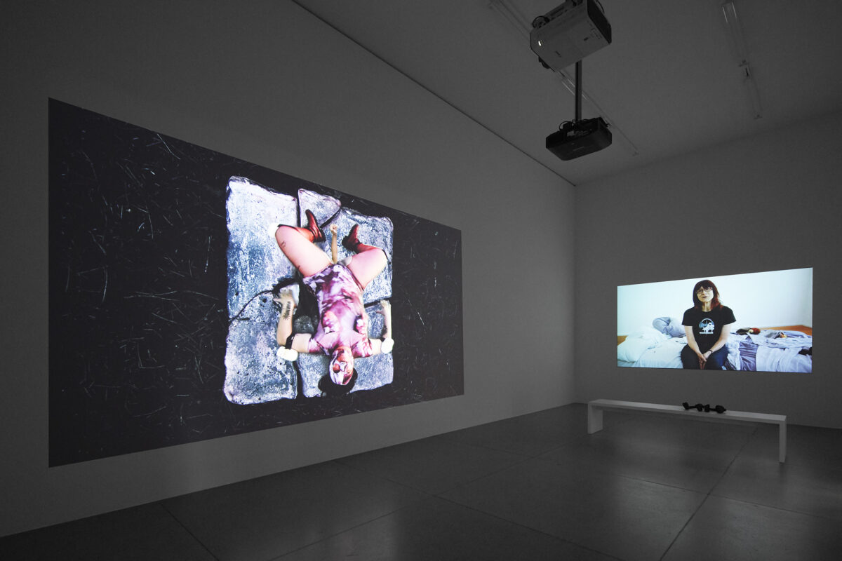 Ausstellungsansicht mit verschiedenen Werken im Aargauer Kunsthaus