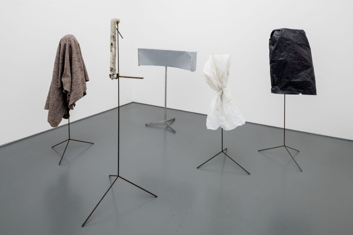 Ausstellungsansicht mit verschiedenen Werken im Aargauer Kunsthaus