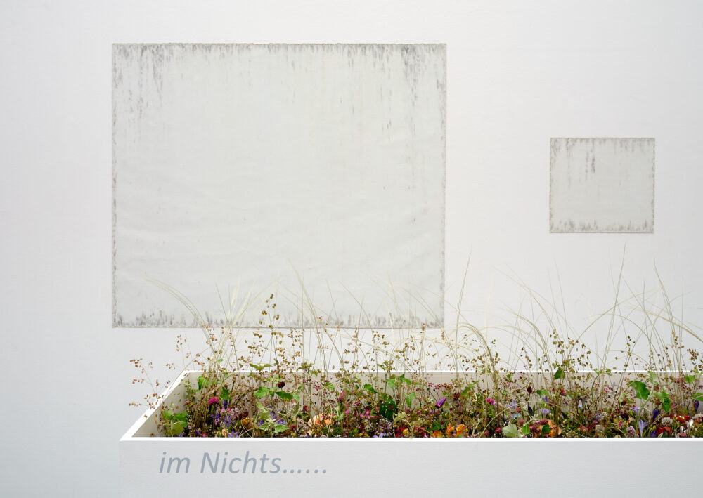 Ausstellungsansicht mit verschiedenen Gemälden im Aargauer Kunsthaus