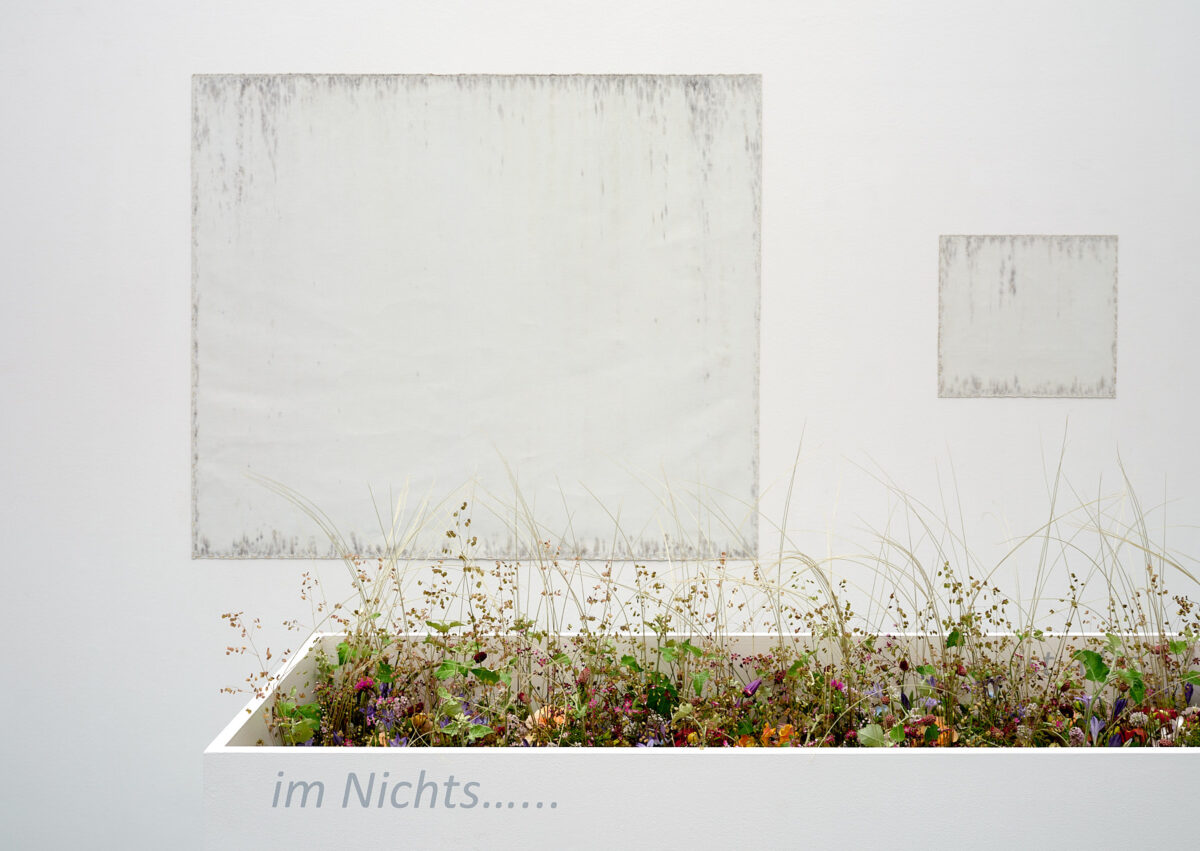 Ausstellungsansicht mit verschiedenen Gemälden im Aargauer Kunsthaus