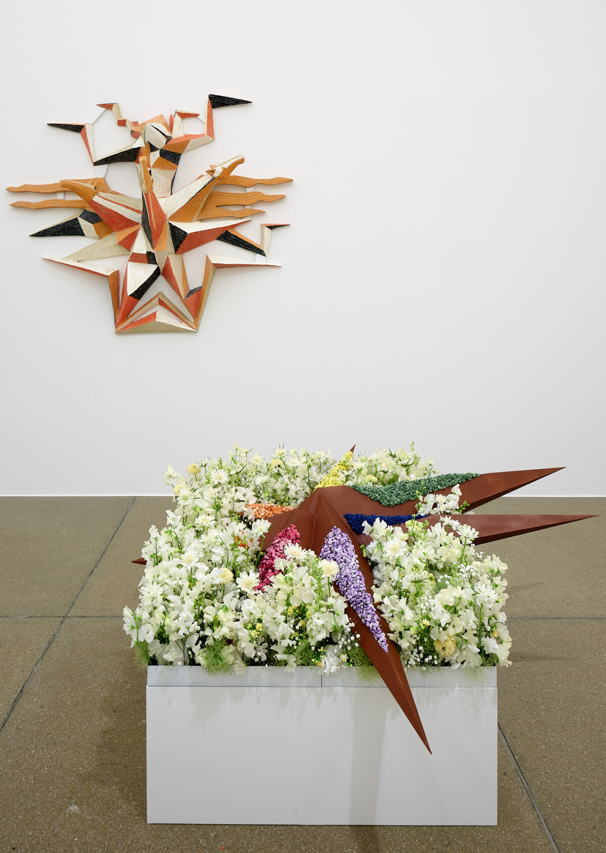 Ausstellungsansicht mit verschiedenen Gemälden im Aargauer Kunsthaus