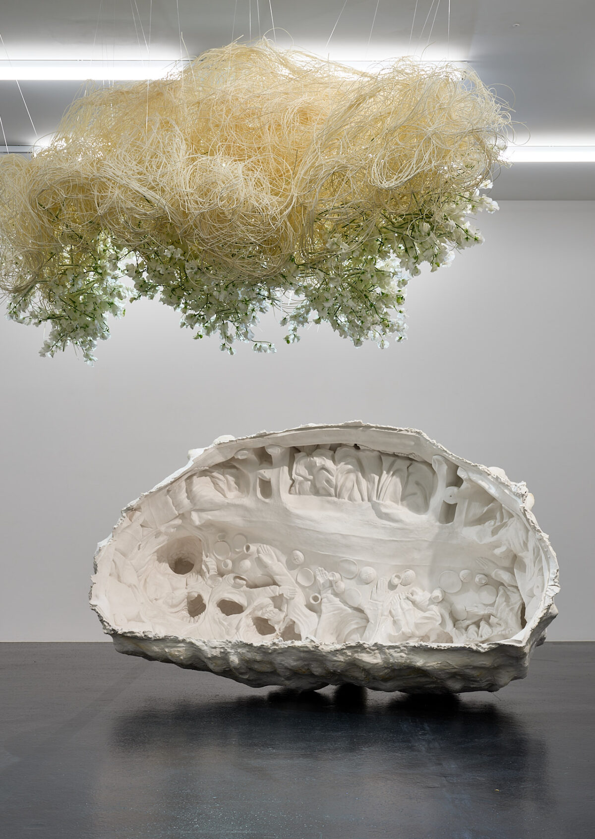 Ausstellungsansicht mit verschiedenen Gemälden im Aargauer Kunsthaus