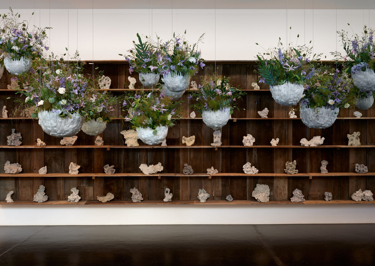 Ausstellungsansicht mit verschiedenen Gemälden im Aargauer Kunsthaus