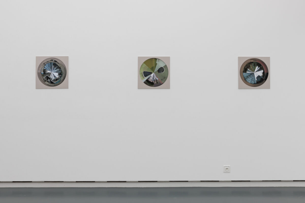 Ausstellungsansicht mit verschiedenen Werken im Aargauer Kunsthaus