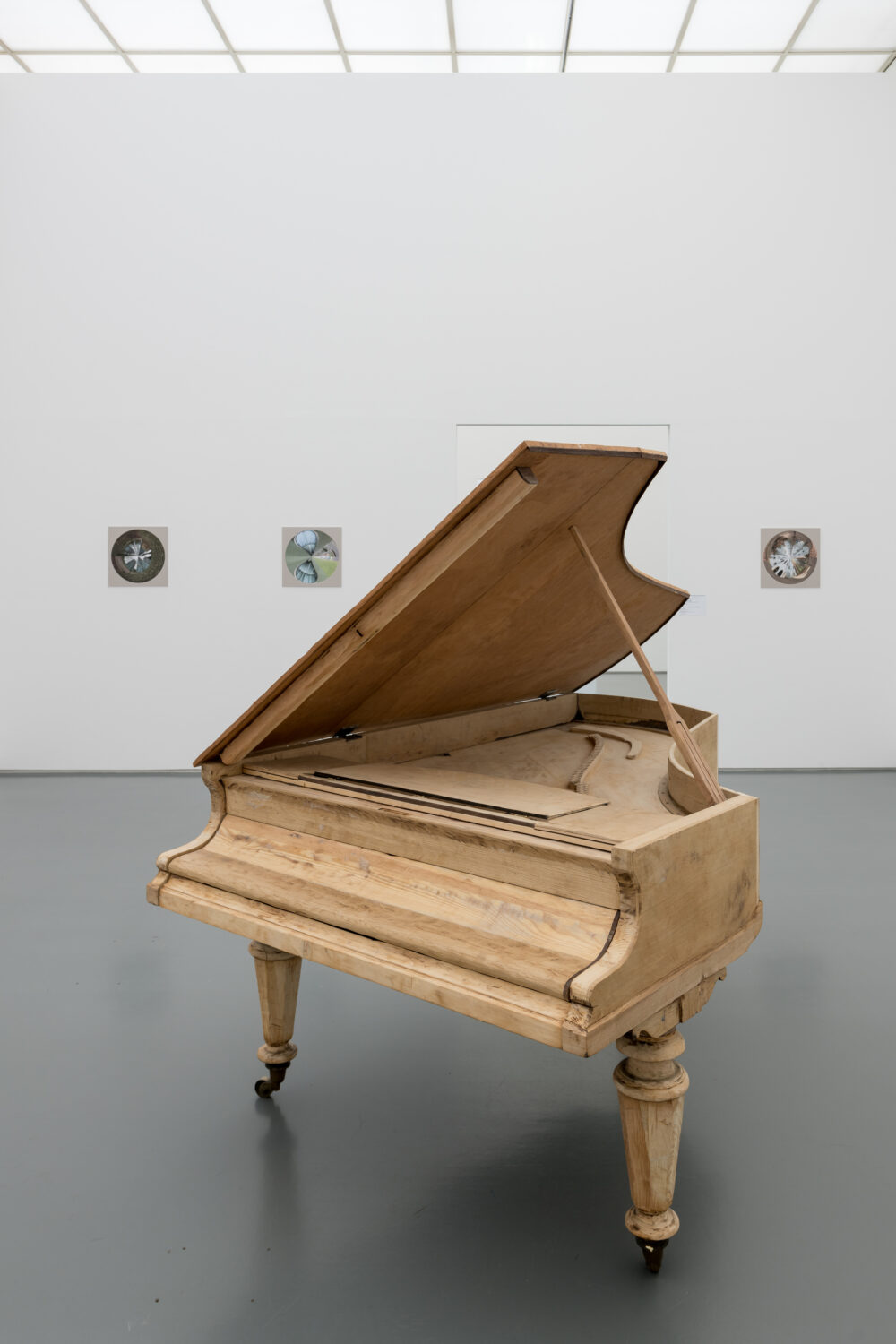 Ausstellungsansicht mit verschiedenen Werken im Aargauer Kunsthaus