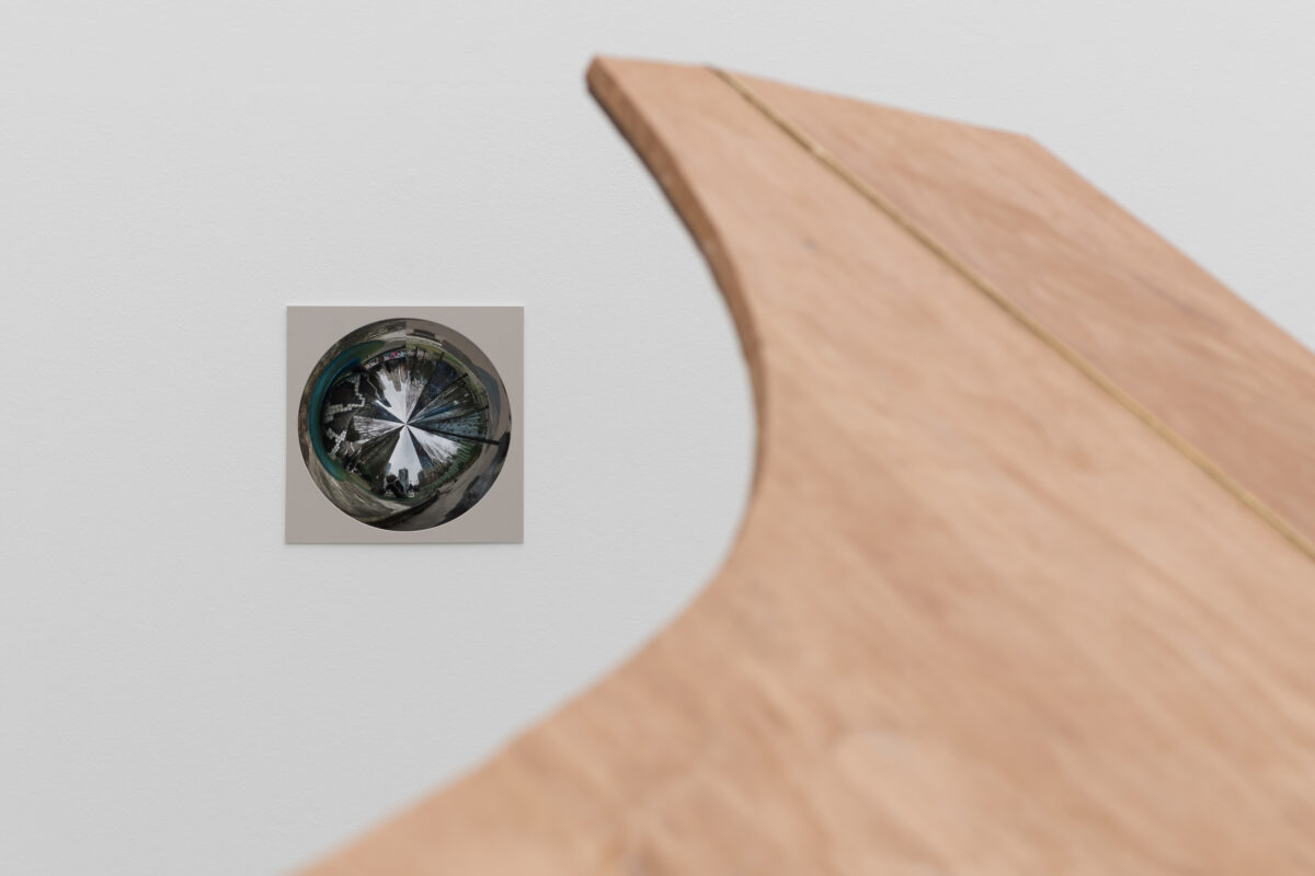 Ausstellungsansicht mit verschiedenen Werken im Aargauer Kunsthaus