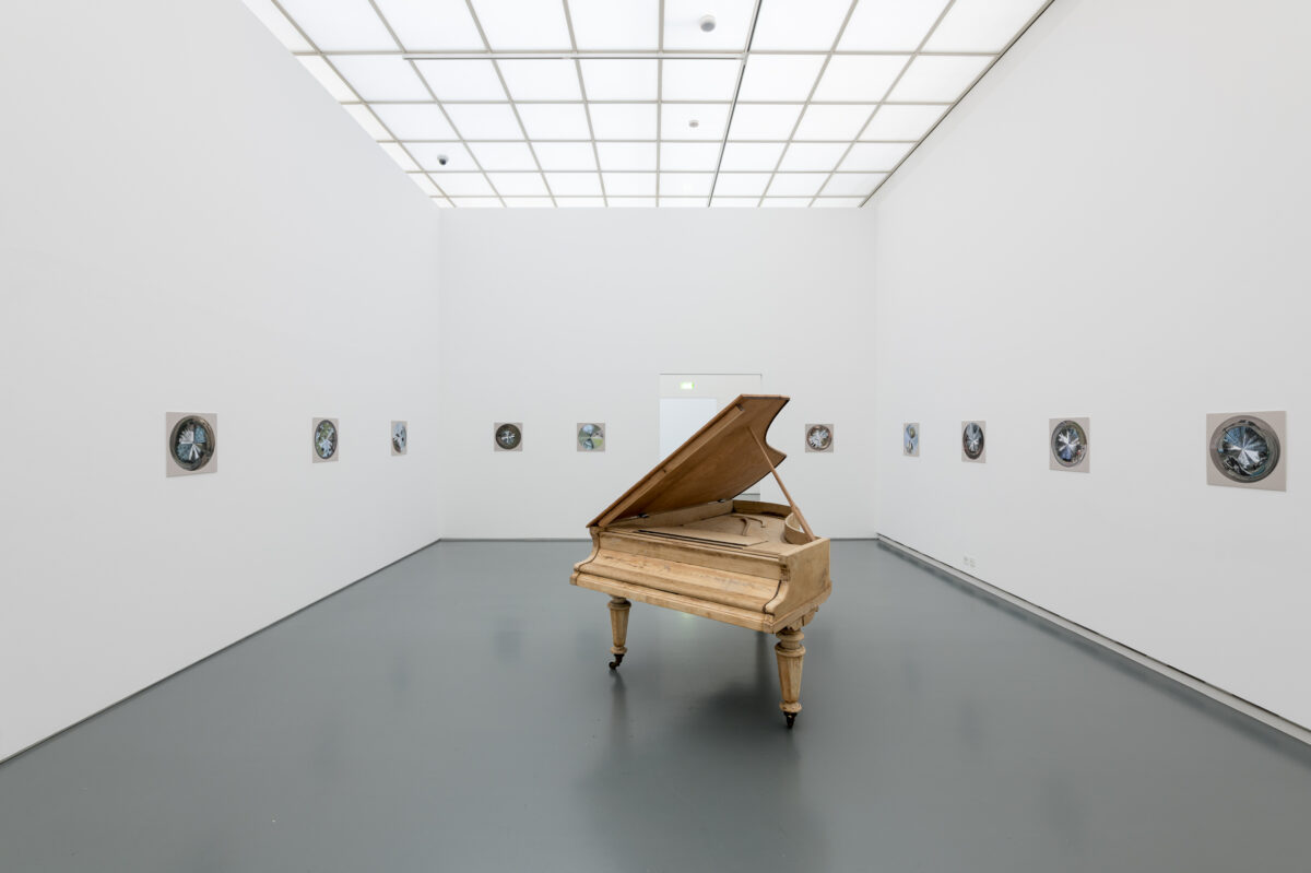 Ausstellungsansicht mit verschiedenen Werken im Aargauer Kunsthaus