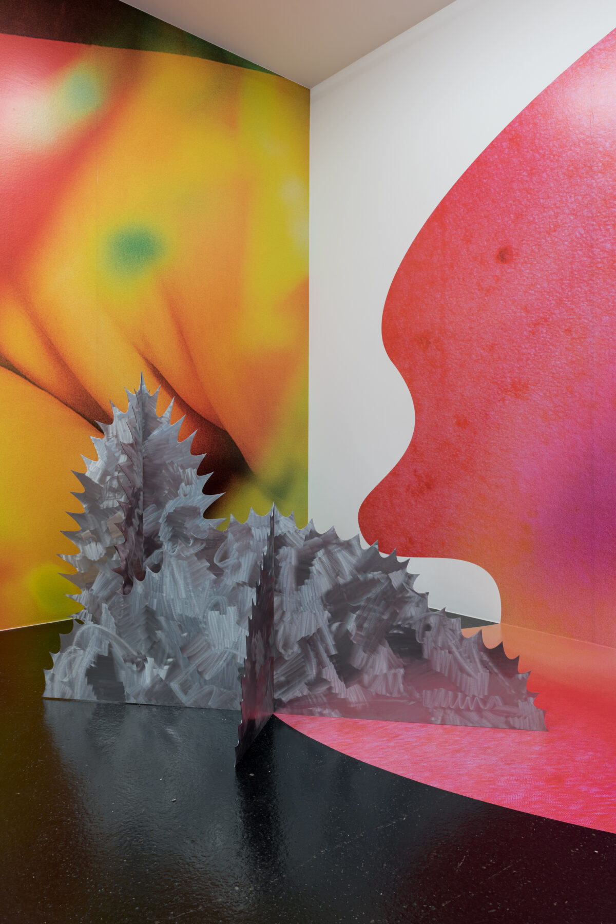 Ausstellungsansicht mit verschiedenen Werken im Aargauer Kunsthaus