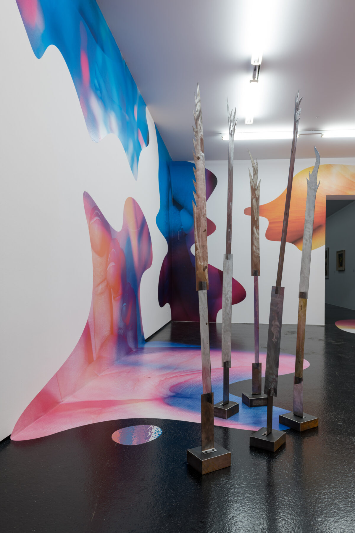 Ausstellungsansicht mit verschiedenen Werken im Aargauer Kunsthaus