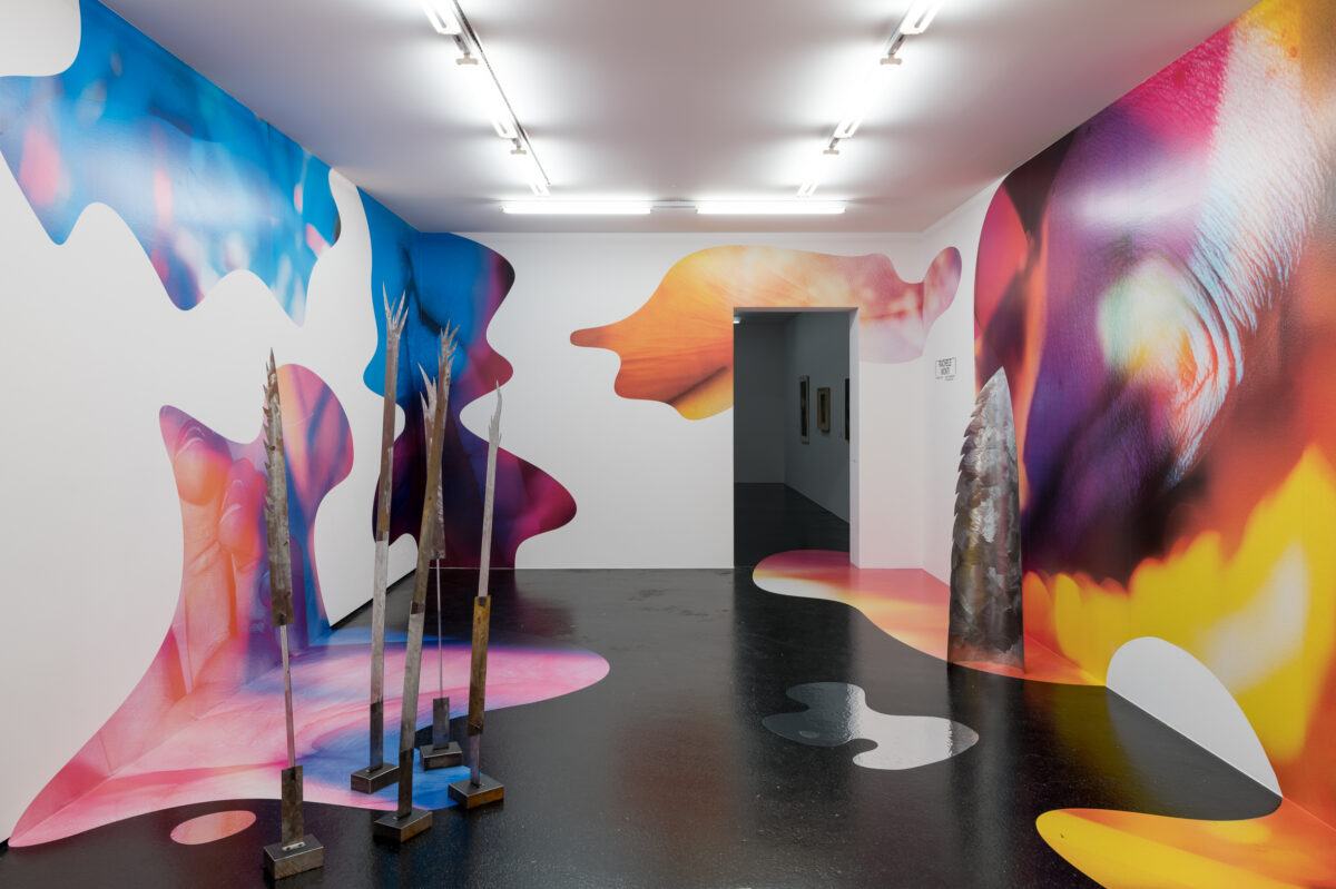 Ausstellungsansicht mit verschiedenen Werken im Aargauer Kunsthaus