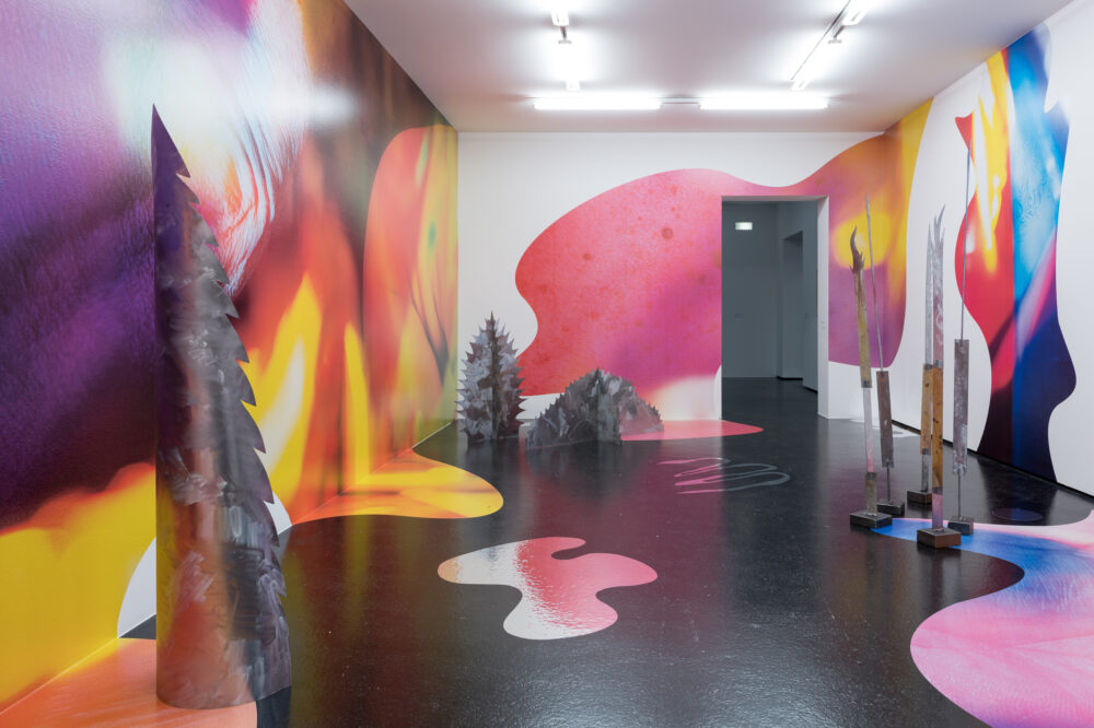 Ausstellungsansicht mit verschiedenen Werken im Aargauer Kunsthaus