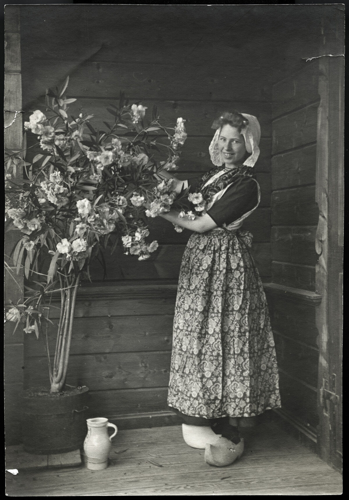 Foto einer Frau mit einem Blumenstrauss