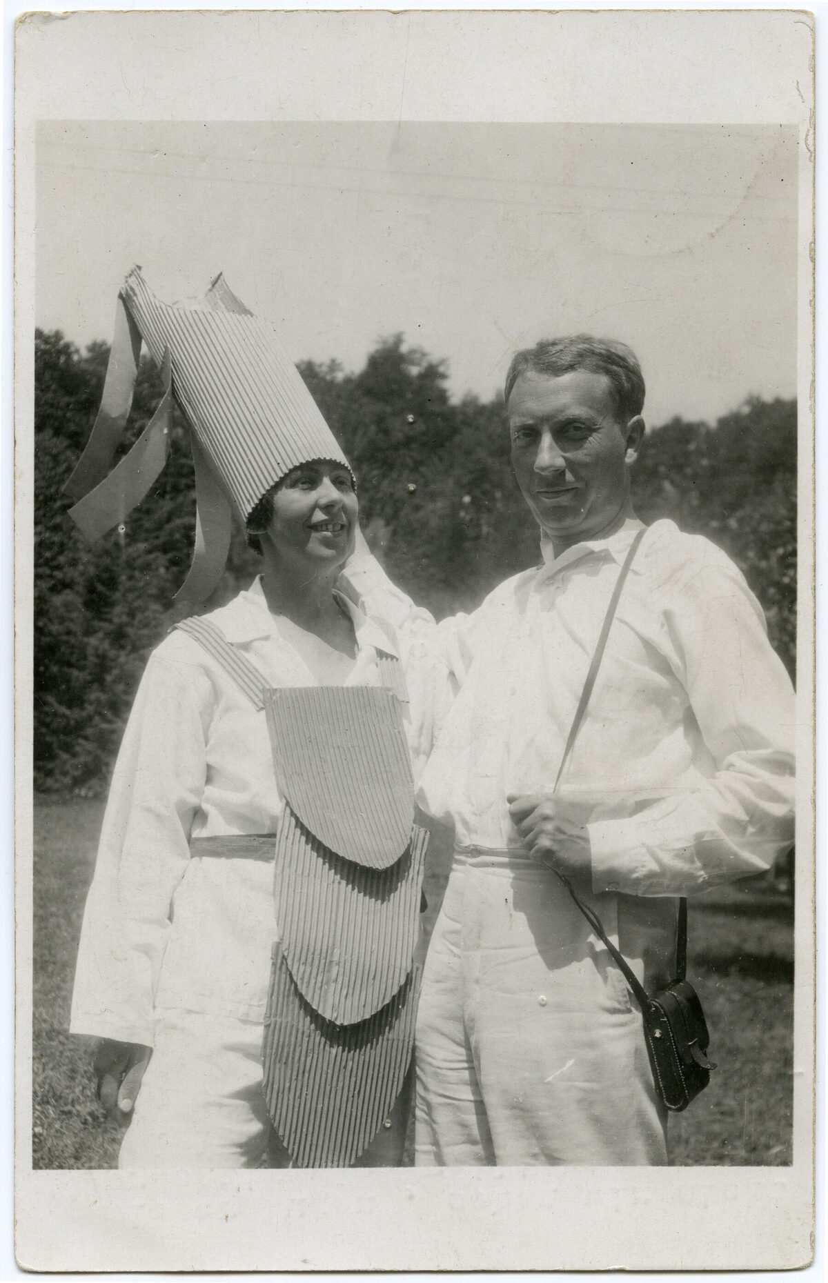 Foto einer kostümierten Frau und Mannes