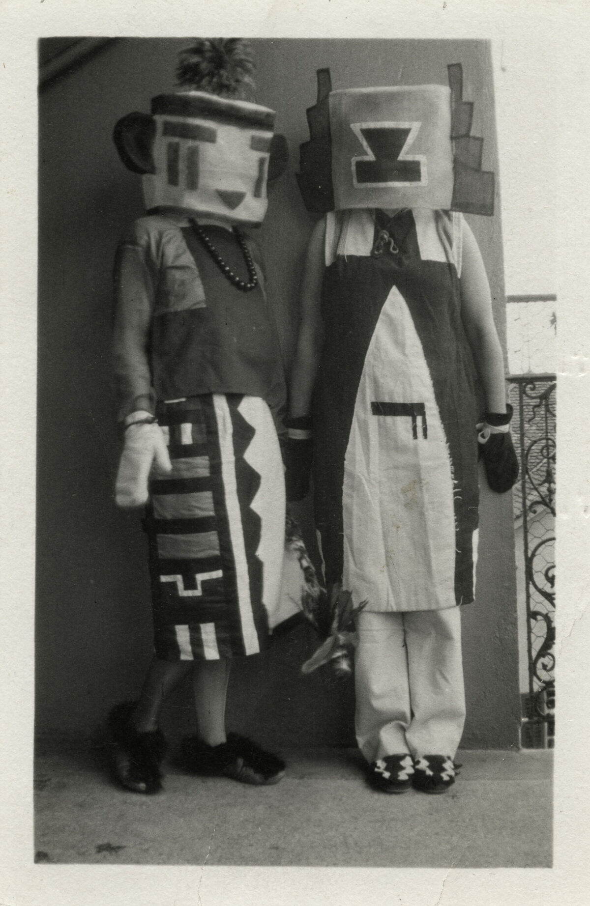 Foto einer kostümierten Frau und Mannes