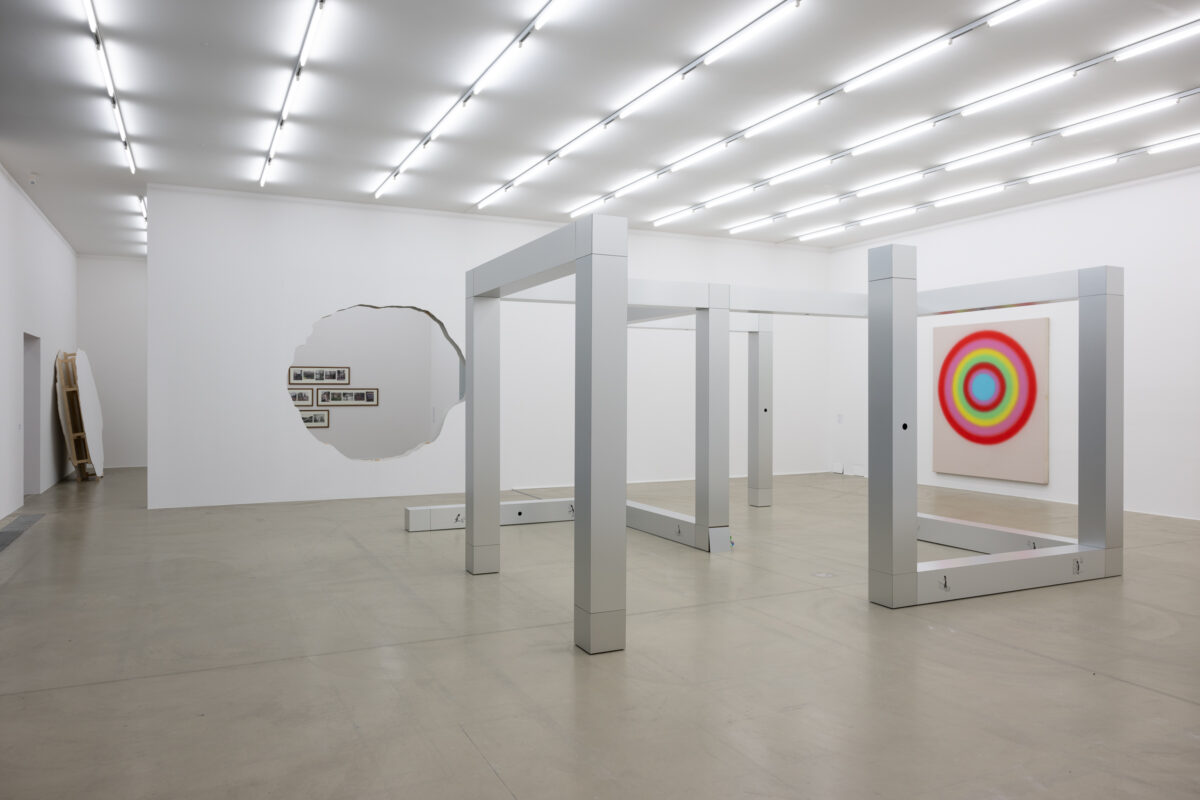 Ausstellungsansicht mit verschiedenen Gemälden im Aargauer Kunsthaus