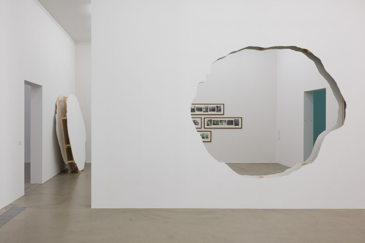 Ausstellungsansicht mit verschiedenen Gemälden im Aargauer Kunsthaus